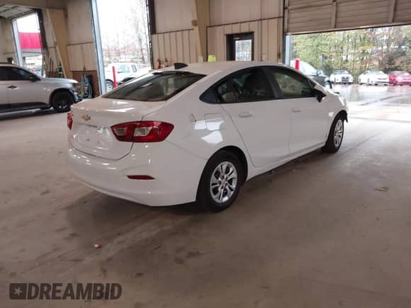 2019 Chevrolet Cruze z VIN 1G1BJ5SM0K7105966, wystawiony jako IAAI lot #40857450 z przebiegiem 79 555 mil mil oraz . Historia ofert i sprzedaży dostępna na DreamBid. Obrazek 4.