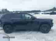 2024 Jeep Grand Cherokee z VIN 1C4RJYB65R8955072, wystawiony jako IAAI lot #41533183 z przebiegiem 6 218 mil mil oraz . Historia ofert i sprzedaży dostępna na DreamBid. Obrazek 13.