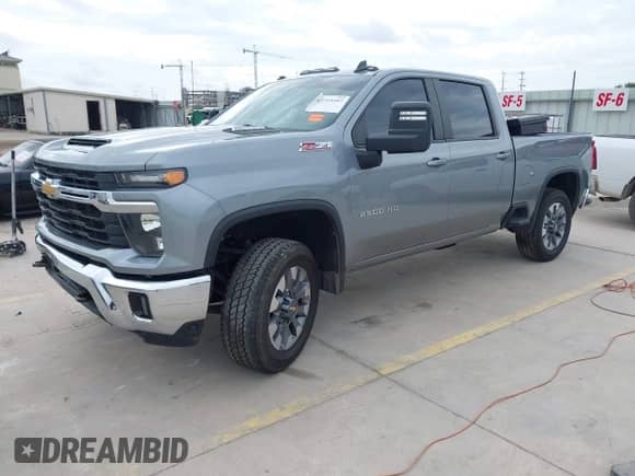 2024 Chevrolet Silverado 2500HD LT z VIN 2GC1YNEY1R1114874, wystawiony jako IAAI lot #42753597 z przebiegiem 56 169 mil mil oraz . Historia ofert i sprzedaży dostępna na DreamBid. Obrazek 19.