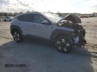 2024 Hyundai Kona SEL с VIN KM8HBCAB3RU039326, выставлен на аукционе Copart как лот 70497065 с пробегом 37 630 миль миль и Списание • Salvage title. История ставок и продаж доступна на DreamBid. Изображение 4.