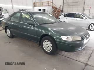 1999 Toyota Camry LE z VIN 4T1BG22KXXU900658, wystawiony jako IAAI lot #43390481 z przebiegiem 268 548 mil mil oraz . Historia ofert i sprzedaży dostępna na DreamBid. Obrazek 1.