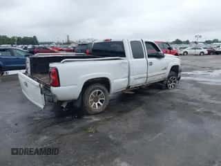 2005 Chevrolet Silverado 2500HD LS с VIN 1GCHK292X5E131556, выставлен на аукционе IAAI как лот 43293873 с пробегом Не указан миль и . История ставок и продаж доступна на DreamBid. Изображение 4.