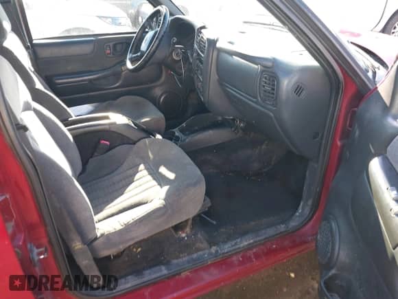 2002 Chevrolet Blazer LS z VIN 1GNCS13WX2K197447, wystawiony jako IAAI lot #41336365 z przebiegiem 196 555 mil mil oraz . Historia ofert i sprzedaży dostępna na DreamBid. Obrazek 5.