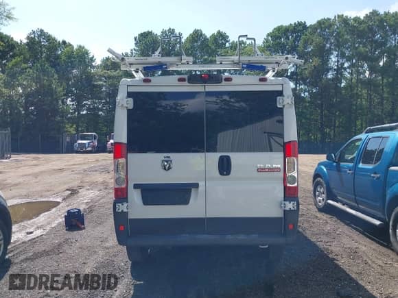 2015 Ram ProMaster Cargo z VIN 3C6TRVAG1FE520713, wystawiony jako IAAI lot #42751678 z przebiegiem 231 167 mil mil oraz . Historia ofert i sprzedaży dostępna na DreamBid. Obrazek 16.