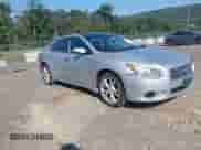 2014 Nissan Maxima SV z VIN 1N4AA5APXEC487987, wystawiony jako IAAI lot #42965512 z przebiegiem 224 110 mil mil oraz . Historia ofert i sprzedaży dostępna na DreamBid. Obrazek 1.