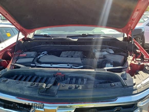 2024 Chevrolet Silverado 1500 LT z VIN 1GCRDDEK1RZ155405, wystawiony jako IAAI lot #43540237 z przebiegiem 50 431 mil mil oraz . Historia ofert i sprzedaży dostępna na DreamBid. Obrazek 10.