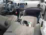 2013 Chevrolet Sonic LT z VIN 1G1JC5SB1D4102387, wystawiony jako Copart lot #71371845 z przebiegiem 123 362 mil mil oraz Szkoda całkowita • Salvage title. Historia ofert i sprzedaży dostępna na DreamBid. Obrazek 8.