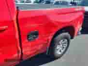 2024 Chevrolet Silverado 1500 LT z VIN 1GCRDDEK1RZ155405, wystawiony jako IAAI lot #43540237 z przebiegiem 50 431 mil mil oraz . Historia ofert i sprzedaży dostępna na DreamBid. Obrazek 39.