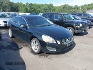 2013 Volvo S60 T5 Premier z VIN YV1612FS0D1213942, wystawiony jako IAAI lot #42667474 z przebiegiem 175 094 mil mil oraz . Historia ofert i sprzedaży dostępna na DreamBid. Obrazek 1.