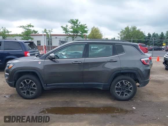 2019 Jeep Compass Trailhawk z VIN 3C4NJDDB8KT722053, wystawiony jako IAAI lot #42634252 z przebiegiem 69 628 mil mil oraz . Historia ofert i sprzedaży dostępna na DreamBid. Obrazek 14.