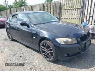 2009 BMW 3 Series 328i z VIN WBAPH73599E128175, wystawiony jako IAAI lot #42742083 z przebiegiem 77 329 mil mil oraz . Historia ofert i sprzedaży dostępna na DreamBid. Obrazek 1.