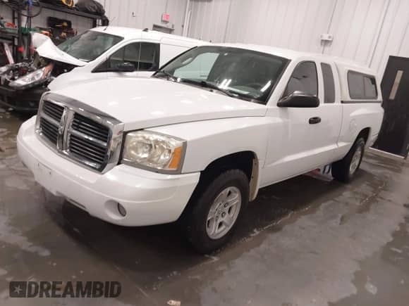 2007 Dodge Dakota SLT z VIN 1D7HE42K07S164847, wystawiony jako IAAI lot #43383740 z przebiegiem 108 064 mil mil oraz . Historia ofert i sprzedaży dostępna na DreamBid. Obrazek 2.