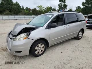 2010 Toyota Sienna CE z VIN 5TDKK4CC2AS297884, wystawiony jako Copart lot #67843815 z przebiegiem 171 954 mil mil oraz Szkoda całkowita • Salvage title. Historia ofert i sprzedaży dostępna na DreamBid. Obrazek 1.