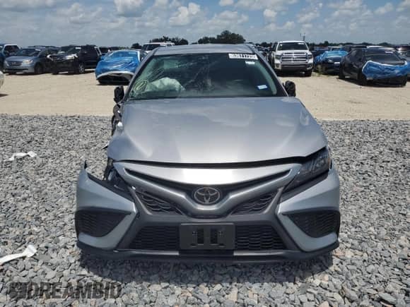 2023 Toyota Camry SE z VIN 4T1G11AK9PU104521, wystawiony jako Copart lot #63671725 z przebiegiem 69 960 mil mil oraz Nie do naprawy • Non repairable. Historia ofert i sprzedaży dostępna na DreamBid. Obrazek 5.