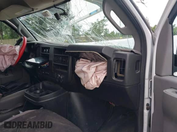 2019 Chevrolet Express Cargo z VIN 1GCWGAFP9K1254643, wystawiony jako IAAI lot #42712912 z przebiegiem 84 123 mil mil oraz . Historia ofert i sprzedaży dostępna na DreamBid. Obrazek 5.