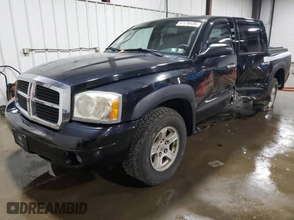 2006 Dodge Dakota SLT z VIN 1D7HW48K06S508602, wystawiony jako Copart lot #57176135 z przebiegiem 121 007 mil mil oraz Szkoda całkowita • Salvage title. Historia ofert i sprzedaży dostępna na DreamBid. Obrazek 1.