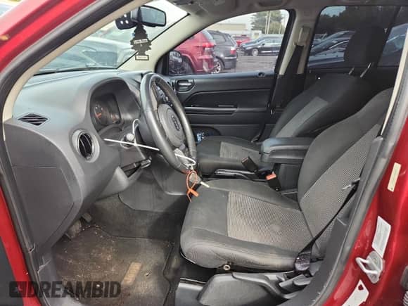 2012 Jeep Compass Latitude z VIN 1C4NJDEB5CD658849, wystawiony jako Copart lot #86240375 z przebiegiem 152 092 mil mil oraz Szkoda całkowita • Salvage title. Historia ofert i sprzedaży dostępna na DreamBid. Obrazek 7.