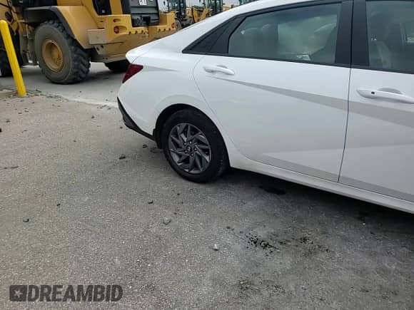 2024 Hyundai Elantra SEL z VIN KMHLM4DGXRU753164, wystawiony jako Copart lot #86495465 z przebiegiem 6 781 mil mil oraz Szkoda całkowita • Salvage title. Historia ofert i sprzedaży dostępna na DreamBid. Obrazek 13.