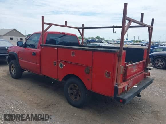 2005 Chevrolet Silverado 3500 z VIN 1GBHK34U15E296155, wystawiony jako IAAI lot #42293305 z przebiegiem 280 131 mil mil oraz . Historia ofert i sprzedaży dostępna na DreamBid. Obrazek 3.