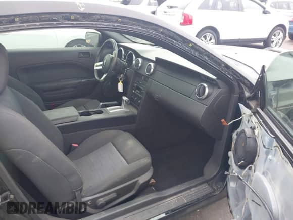 2005 Ford Mustang Deluxe z VIN 1ZVFT80N455187729, wystawiony jako IAAI lot #43413844 z przebiegiem 87 127 mil mil oraz . Historia ofert i sprzedaży dostępna na DreamBid. Obrazek 5.