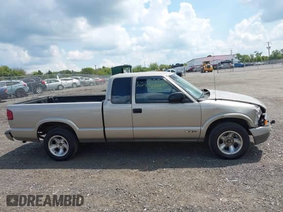 2000 Chevrolet S-10 LS Xtreme z VIN 1GCCS195XYK237767, wystawiony jako IAAI lot #42984808 z przebiegiem 383 552 mil mil oraz . Historia ofert i sprzedaży dostępna na DreamBid. Obrazek 13.