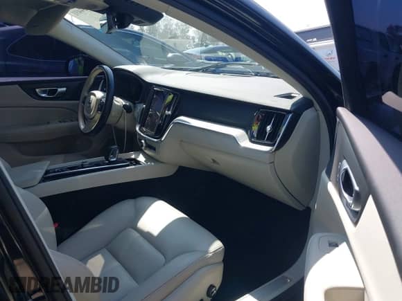 2024 Volvo S60 Plus Dark Theme z VIN 7JRL12FL5RG309363, wystawiony jako IAAI lot #42654491 z przebiegiem 65 003 mil mil oraz . Historia ofert i sprzedaży dostępna na DreamBid. Obrazek 5.