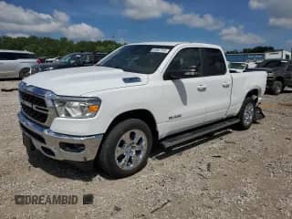 2022 Ram 1500 Big Horn z VIN 1C6SRFBT9NN442026, wystawiony jako Copart lot #64847745 z przebiegiem 17 728 mil mil oraz Szkoda całkowita • Salvage title. Historia ofert i sprzedaży dostępna na DreamBid. Obrazek 1.