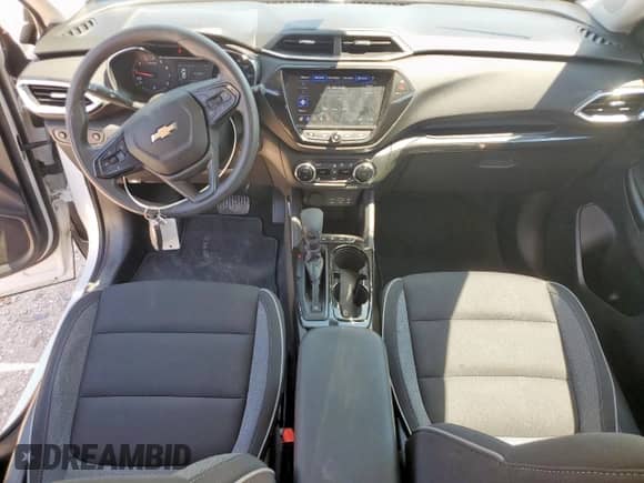 2022 Chevrolet TrailBlazer LT z VIN KL79MPSL1NB083443, wystawiony jako Copart lot #80800055 z przebiegiem 64 112 mil mil oraz Szkoda całkowita • Salvage title. Historia ofert i sprzedaży dostępna na DreamBid. Obrazek 8.