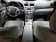 2010 Toyota Camry LE z VIN 4T1BF3EK0AU080280, wystawiony jako Copart lot #84564345 z przebiegiem 152 695 mil mil oraz Czysty tytuł • Clean title. Historia ofert i sprzedaży dostępna na DreamBid. Obrazek 8.