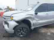 2022 Chevrolet Silverado 1500 RST z VIN 1GCUDEET8NZ571342, wystawiony jako IAAI lot #42146604 z przebiegiem 90 957 mil mil oraz . Historia ofert i sprzedaży dostępna na DreamBid. Obrazek 6.