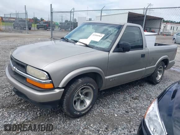 2001 Chevrolet S-10 z VIN 1GCCS14W31K159242, wystawiony jako IAAI lot #42456969 z przebiegiem Nie podano mil oraz . Historia ofert i sprzedaży dostępna na DreamBid. Obrazek 2.