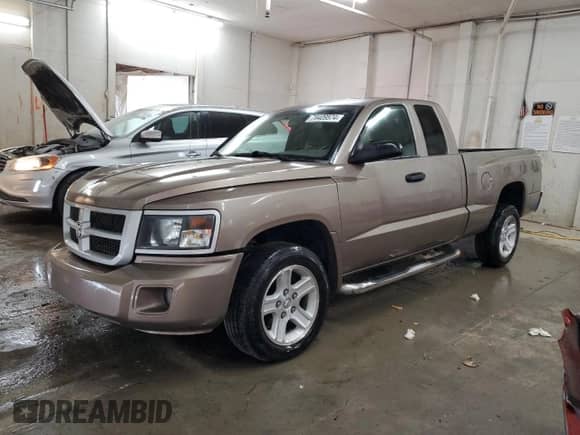 2010 Dodge Dakota z VIN 1D7CE3BK6AS141021, wystawiony jako Copart lot #79409574 z przebiegiem 126 836 mil mil oraz Szkoda całkowita • Salvage title. Historia ofert i sprzedaży dostępna na DreamBid. Obrazek 1.