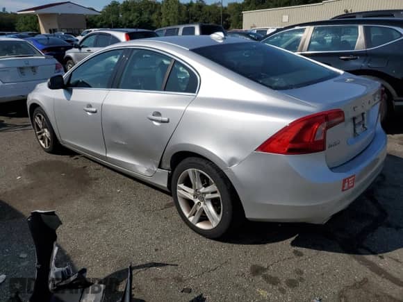 2014 Volvo S60 T5 with VIN YV1612FS6E2278399, listed as a Copart auction lot 71398215 with 172,956 mi miles and Salvage title. Bid and sale history available at DreamBid. Image 2.