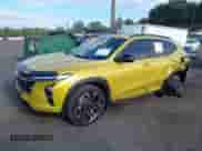 2024 Chevrolet Trax 2RS z VIN KL77LJE27RC071680, wystawiony jako IAAI lot #43116250 z przebiegiem 84 312 mil mil oraz . Historia ofert i sprzedaży dostępna na DreamBid. Obrazek 2.