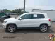 2013 Volkswagen Tiguan S z VIN WVGBV3AX6DW577296, wystawiony jako IAAI lot #42705129 z przebiegiem 110 709 mil mil oraz . Historia ofert i sprzedaży dostępna na DreamBid. Obrazek 14.