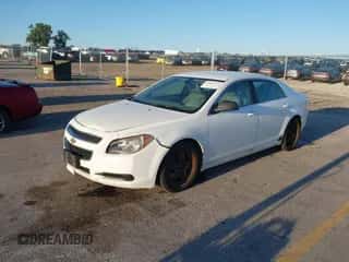 2011 Chevrolet Malibu 1LS z VIN 1G1ZB5E15BF354475, wystawiony jako IAAI lot #43059977 z przebiegiem 169 371 mil mil oraz . Historia ofert i sprzedaży dostępna na DreamBid. Obrazek 2.