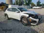 2021 Hyundai Kona SE z VIN KM8K12AA6MU602727, wystawiony jako Copart lot #71481895 z przebiegiem 79 618 mil mil oraz Nie do naprawy • Non repairable. Historia ofert i sprzedaży dostępna na DreamBid. Obrazek 4.