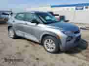 2023 Chevrolet TrailBlazer LS z VIN KL79MMS23PB142971, wystawiony jako Copart lot #68965715 z przebiegiem 37 351 mil mil oraz Szkoda całkowita • Salvage title. Historia ofert i sprzedaży dostępna na DreamBid. Obrazek 4.