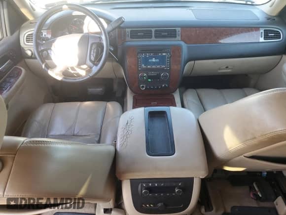 2008 Chevrolet Suburban LTZ z VIN 1GNFK16328R195352, wystawiony jako Copart lot #70376165 z przebiegiem 172 456 mil mil oraz Czysty tytuł • Clean title. Historia ofert i sprzedaży dostępna na DreamBid. Obrazek 8.