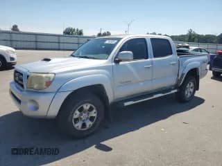2010 Toyota Tacoma PreRunner z VIN 3TMJU4GN6AM093347, wystawiony jako Copart lot #71602055 z przebiegiem 307 866 mil mil oraz Szkoda całkowita • Salvage title. Historia ofert i sprzedaży dostępna na DreamBid. Obrazek 1.