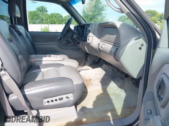 2000 Chevrolet Tahoe Z71 with VIN 1GNEK13R3YR172697, listed as a IAAI auction lot 42700472 with 224,069 mi miles and . Bid and sale history available at DreamBid. Image 5.