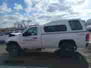 2011 GMC Sierra 1500 Work Truck z VIN 1GTN2TE01BZ326091, wystawiony jako IAAI lot #41516755 z przebiegiem Nie podano mil oraz . Historia ofert i sprzedaży dostępna na DreamBid. Obrazek 14.