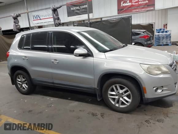 2011 Volkswagen Tiguan S с VIN WVGAV7AX3BW527164, выставлен на аукционе IAAI как лот 43122004 с пробегом 184 193 миль миль и . История ставок и продаж доступна на DreamBid. Изображение 13.