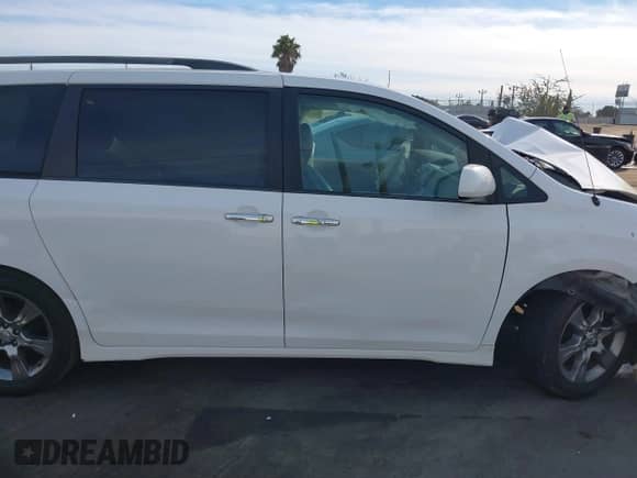 2014 Toyota Sienna SE with VIN 5TDXK3DC2ES472249, listed as a IAAI auction lot 41402101 with Not provided miles and . Bid and sale history available at DreamBid. Image 12.