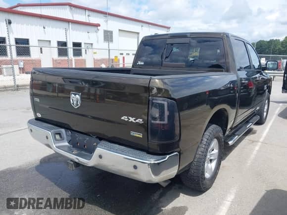 2013 Ram 1500 z VIN 1C6RR7LPXDS578669, wystawiony jako IAAI lot #42997518 z przebiegiem 176 387 mil mil oraz . Historia ofert i sprzedaży dostępna na DreamBid. Obrazek 4.