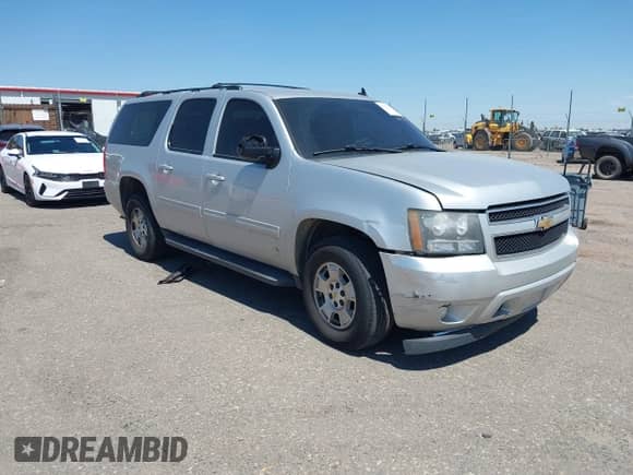 2011 Chevrolet Suburban LT z VIN 1GNSKJE33BR334105, wystawiony jako IAAI lot #42921551 z przebiegiem 210 773 mil mil oraz . Historia ofert i sprzedaży dostępna na DreamBid. Obrazek 1.