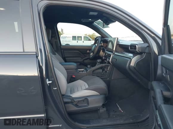 2024 Toyota Tacoma SR5 z VIN 3TMLB5JN8RM080821, wystawiony jako IAAI lot #43198796 z przebiegiem 13 169 mil mil oraz . Historia ofert i sprzedaży dostępna na DreamBid. Obrazek 5.