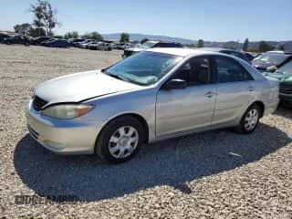 2002 Toyota Camry XLE z VIN 4T1BE32K82U074171, wystawiony jako Copart lot #82170895 z przebiegiem 209 972 mil mil oraz Czysty tytuł • Clean title. Historia ofert i sprzedaży dostępna na DreamBid. Obrazek 1.