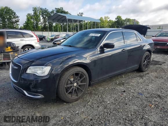 2015 Chrysler 300 Limited z VIN 2C3CCAAG6FH920603, wystawiony jako Copart lot #61218455 z przebiegiem 137 196 mil mil oraz Nie do naprawy • Non repairable. Historia ofert i sprzedaży dostępna na DreamBid. Obrazek 1.