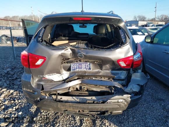 2018 Nissan Pathfinder S with VIN 5N1DR2MN7JC658029, listed as a IAAI auction lot 41132739 with 116,917 mi miles and . Bid and sale history available at DreamBid. Image 6.